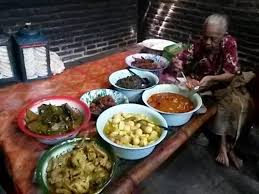 Panaskan minyak goreng diatas kompor dengan api sedang yang menyala. Lele Mangut Mbah Marto Menyantap Langsung Dari Dapur Tradisional Panggungharjo