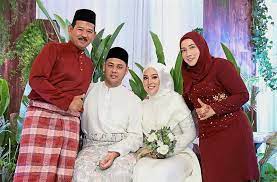 Born and raised in kuala lumpur, she began going to recording studios at the age of 4 with her father and recorded a pop studio album five years later. Mandopop Singer Shila Marries Haris The Star