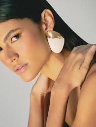 Os acessórios são a parte do look que mais mexe com o emocional de quem  olha.