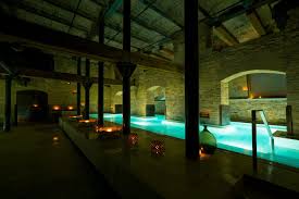 Le loft dispose également dune place de parking privée et sécurisé a l'interieur et d'une autre place a accès des voyageurs : Appart Design On Twitter Loft Avec Piscine Dans Une Ancienne Ferme Renovee