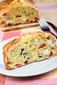 Para ello llenamos un recipiente con agua caliente pasada la hora retiramos los tomates, los escurrimos y secamos con papel o un paño de cocina. Bizcocho De Queso Tomate Seco Y Albahaca Receta De Divina Cocina