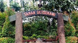 Umat yang mengikuti misa di gereja paroki adalah umat wilayah dalam kota sragen dan wajib membawa kartu peserta misa (tanpa kartu tidak diperkenankan masuk), datang. Taman Doa Santa Perawan Maria Ngrawoh Gesi Sragen Catatan Santai 04 Youtube