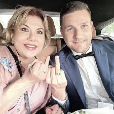 Вместе с гариком мартиросяном, семёном слепаковым, артуром тумасяном и сергеем ершовым он писал сценарии для команд квн. 9sqdci2q3lyhcm