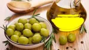 I live in greece, which aside from being famous for being a bit of a recent financial black hole, is equally famous for its jet black, kalamata olives and so they are one of my kitchen staples. Can Cats Eat Olives Everything You Need To Know