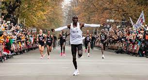 Kipchoge's winning margin of 1min 20sec was the biggest since frank shorter's win in the 1972. Eliud Kipchoge Lauft Als Erster Mensch Den Marathon Unter Zwei Stunden Leichtathletik De