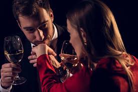 Mulher Bebendo Vinho Enquanto Homem Beijando Sua Fotos E Imagens Sem Royalties
