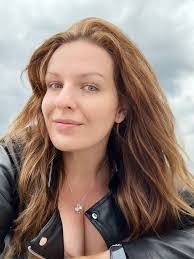 Gina Pitcher's Instagram, Twitter & Facebook