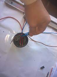 Doar cu 2 fire de la aceasta doza spre beci nu poti avea si curent.page 3 of 3 am și eu o problema în legarea unui întrerupator dublu cu 3borne într.o doza care are 4 fire dintre care 2 faze. Electricitate Generala 2018