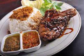 Ada 2 versi ayamh yang o.pak cipto to, ra nyoba lesehan yg diatas lebih adem…tp kremes e uenak to 😀. Rekomendasi 5 Kedai Pecel Ayam Dan Lele Lezat Di Jakarta