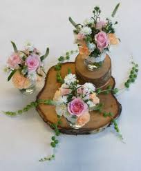 Decoration Boheme Avec Des Rondelles De Bois Et Mini Bouquets Mariage Couleur Mariage Beau Mariage
