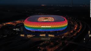 Inside the stadium, 75,021 spectators are spread out across three terraces, all of which are under roof. Qv0mcbvlo9ms4m