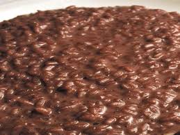 Sbucciate la cipolla, tritatela e fatela appassire in una casseruola con 30 g di burro e la foglia di alloro; Ricetta Risotto All Amarone Cook