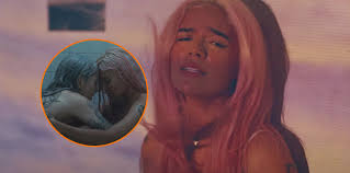 Karol G respondió a las críticas tras su controversial lanzamiento de  'Contigo'