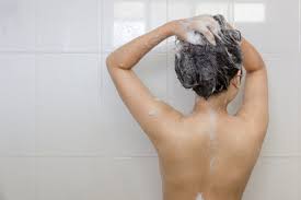 Mulher é filmada enquanto tomava banho em casa