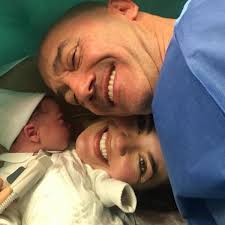 O josé raposo continua muito em baixo por causa da morte da maria joão e o facto de o filho ricardo entrar é um apoio para ele, conta fonte. Sara Barradas E Jose Raposo Dao As Boas Vindas Ao Primeiro Filho