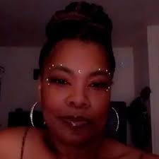 someone who makes cake pops, strawberries and pretzels!!