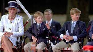 Pangeran harry dari inggris memegang topeng berwajah kakaknya, pengeran william, dalam ajang pengumpulan dana sport releif mile di rio de janeiro (10/3). Ternyata Kebiasaan Natal Tak Biasa Putri Diana Ditiru Pangeran William Lifestyle Liputan6 Com