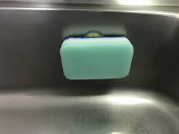 スポンジもラップも ニトリ の なんでもピタッとキャッチフック にかかれば 壁面にくっつけておける 画像6 8 レタスクラブ ニトリ 便利グッズ 料理 レシピ