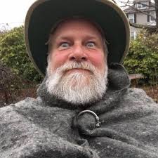 Can lack of water movement cause green water and algae in ponds?