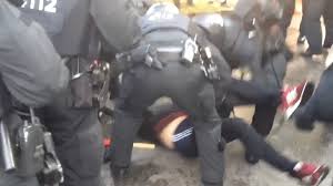 Onderaan filmpje van de rellen in nijmegen, waarin agenten met de lange lat de antifa's uiteenjagen. Nijmegenaar Vast Voor Rellen In Hamburg Omroep Gelderland