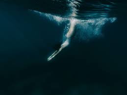 O que significa sonhar com água, chuva, mergulho ou vazamentos