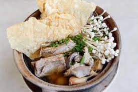 The origin of bak kut teh is unclear, but it is believed to have been brought over from fujian, china and to have derived from the fujianese dish known as niu pai. 5 Best Bak Kut Teh è‚‰éª¨èŒ¶ In Melaka