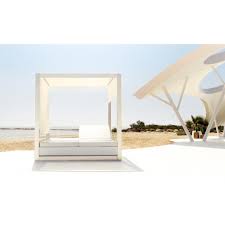 Tous les coups sont permis, alors osez transformez votre salon, votre terrasse, votre véranda ou verrière en un espace luxuriant où il fait bon vivre. Lit A Baldaquin De Jardin Vela Coussin Silvertex Blanc Vondom 204x204x204cm Cerise Sur La Deco