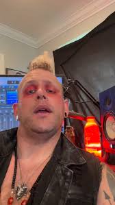 Shinedown's tradition: "Doo-Doo" an hour before every show. 45 mins before,  I check every instrument. Then, it's "Doo-Doo" time! #Shinedown  #hoogieontheroad #podcast #artistformula #livemusic #MusicRituals #PreShow  #BandLife #MusicTradition #Backstage ...