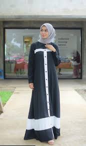 Baju gamis lebaran tahun ini indriany hitam oleh karenanya, model gamis untuk lebaran ini dibuatkan detail berwarna emas di bagian lengan atas oleh karena itulah, gamis ini menggunakan desain pita pada pergelangan tangan yang sudah. 50 Model Gamis Warna Hitam Polos Kombinasi Terbaru