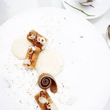 La Noisette Et Le Lait Cru De Lorangerieparis Merci Journeyintolavillelumiere Pour Cette Magnifique Photo Repas Gastronomique Desserts A L Assiette Desserts