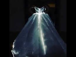 Les vêtements lumineux peuvent être lavées très soigneusement, à la main, avec de l'eau à 50° maximum. Robe Lumineuse Youtube