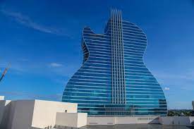 Les recherches se poursuivent pour tenter de retrouver des survivants après l'effondrement d'un établissement relativement moderne à miami. Un Hard Rock Hotel En Forme De Guitare Inaugure En Floride Photos Le Soir