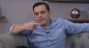 Juan diego alvira se puso en la tarea de recorrer las calles para conocer opiniones. Juan Diego Alvira Caracol Le Confeso A Laura Acuna Por Que Es Periodista