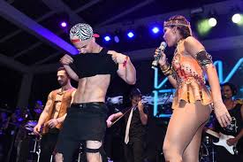 O gesto de carinho do casal indica que decidiram reatar o namoro um mês. Sem Camisa Mc Biel Recebe Premio E Danca Ao Lado De Tays Da Banda Vingadora
