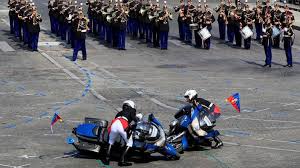 Retrouvez sur 164 pages, l'analyse des essayeurs, le budget complet, le prix de la casse, les options, etc pour les motos suivantes dans les différentes catégories. Un Defile Du 14 Juillet Sous Le Theme De La Fraternite D Armees