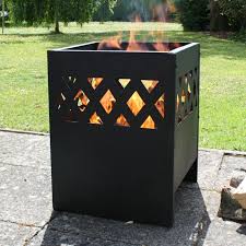 Egal ob sie zuerst grillen wollen oder einfach nur das brennende feuer in der schale genießen, die große auswahl an schlichten edelrost feuerschalen oder feuerkörben mit aufwendigen. Feuerkorb Im Garten Stimmungsvoll Unser Kleines Paradies Gestalten