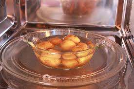 Hace algunos años se difundió la creencia de que utilizar el microondas alteraba la comida y las ondas que emana provocaban cáncer. Rescatando Al Microondas Del Olvido Cocina