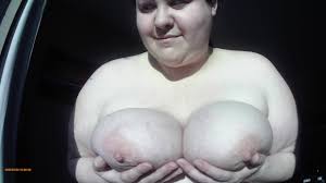 Jugando con mis tetas al sol, burlándose de mi linda vecina stoner