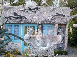 Les Grigris De Sophie La Maison Aux Coquillages De Monsieur Clement A Siouville Art Brut Coquillage Jardin Maison