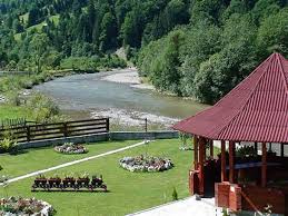 Vatra dornei | statiunea vatra dornei, supranumita si perla bucovinei, este situata la o altitudine de 802m in depresiunea dornelor, la 112km distanta de suceava si 89km de bistrita nasaud, la confluenta bistritei aurii cu dorna. Oferte De Vacanta In Statiuni Balneare Si Montane Eximtur Vatra Dornei Romania