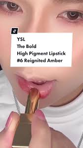 #รีวิวลิปสติก YSL The Bold ที่ไม่เข้าไทย สี 6 แดงอมส้มอิฐ  ลิปตัวนี้จะทาให้แน่นตึบพิกเมนท์ชัด  หรือจะทาแล้วเกลี่ยด้วยนิ้วก็สวยฟุ้งออมเบรได้  ซึ่งบอกได้เลยว่าต้องไปหาซื้อหาพรีเอานะค้า #ของมันต้องมี ...