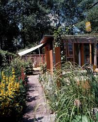 Mini Grundstuck Starterhaus Aus Holz In Omas Garten Das Haus In 2020 Haus Haus Ideen Style At Home