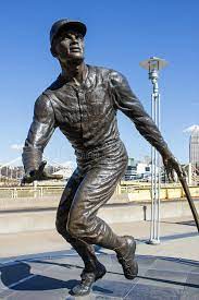 This is roberto clemente statue audio #2 by catherine wang on vimeo, the home for high quality videos and the people who love them. Brucke Und Statue Von Roberto Clemente Pittsburgh Pa Redaktionelles Bild Bild Von Statue Baseball 92922590