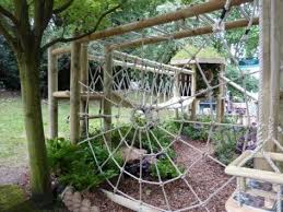 Klettergerust Im Garten Eine Fantastische Spielecke Fur Die Kinder Selber Gestalten Hinterhof Spielplatz Kinderspiel Im Freine Kinderspielplatz Garten
