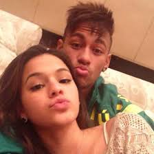 nejˈmaʁ dɐ ˈsiwvɐ ˈsɐ̃tus ˈʒũɲoʁ; Bruna Marquezine Grosse Gewicht Korperstatistik