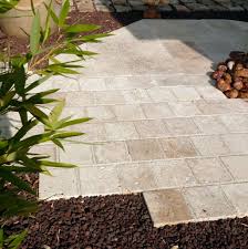 Pave Travertin En Pierre Naturelle Nuances De Beige Bca Materiaux Travertin Terrasse Terrasse Pierre Naturelle Terrasse Pave