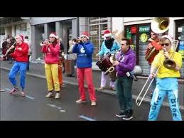 Les rues et places de paris se sont cette année encore parées de milles feux pour offrir un spectacle enchanteurs. Animations De Noel Dans Les Rues De Fougeres Youtube