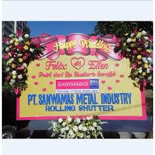 Pada setiap resepsi pernikahan, masyarakat kita mempunyai budaya membawa hadiah dan memberi ucapan selamat kepada mempelai pengantin. Jual Bunga Papan Ucapan Selamat Menikah Natalia Florist