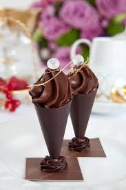 Great Idea For Chocolate Mousse Presentation Working With Tempered Chocolate And Wax Paper It Can Be Easil Postres Gourmet Bocaditos Dulces Postres Emplatados