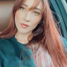 Cecile English's Instagram, Twitter & Facebook